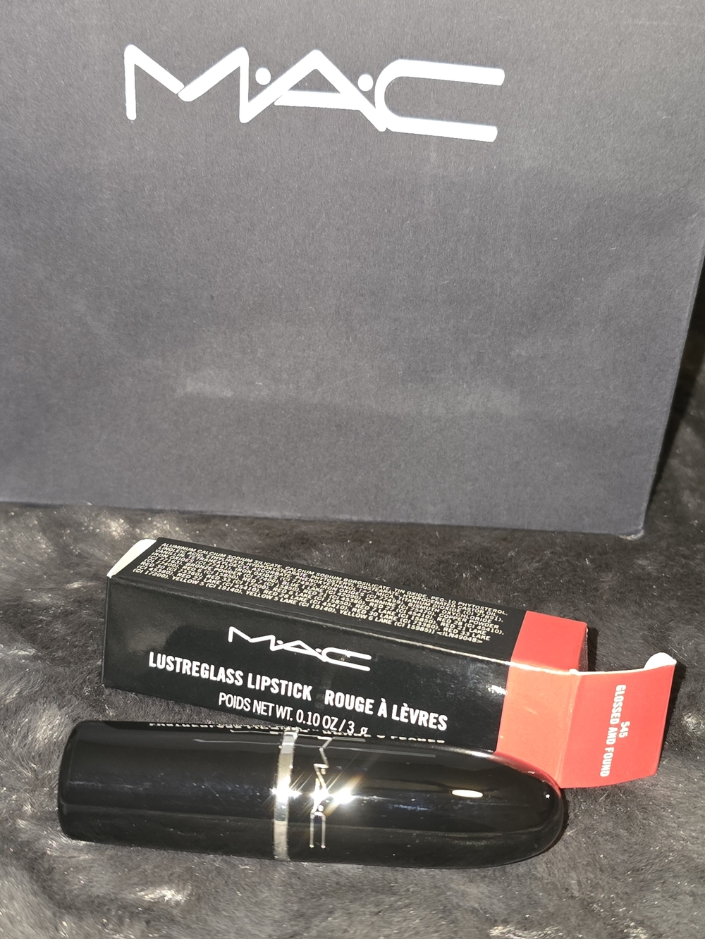 MAC Lustreglass Sheer-Shine en el tono 545 Glossed and Found.